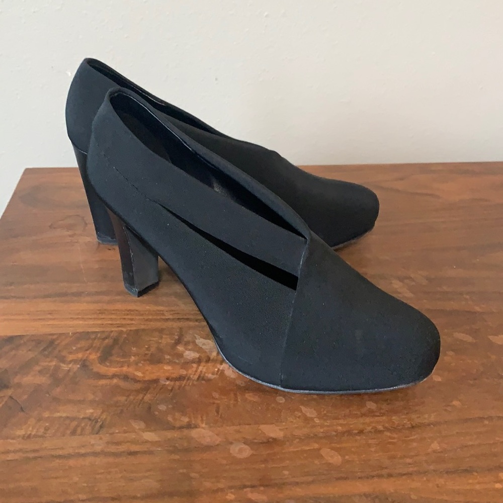 EUC 7.5 Black Pumps